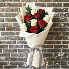 Букет красно-белые розы в Касимове Букет цветов из:  Розы в Касимове