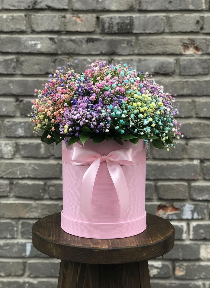Композиция Яркие эмоции в Касимове Цветочная композиция из Гипсофила и Розы в шляпной коробке в Касимове