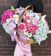 Композиция солнечный день в Касимове Цветочная композиция из Розы, Хризантемы, Пионы и Лизиантусы в корзине в Касимове