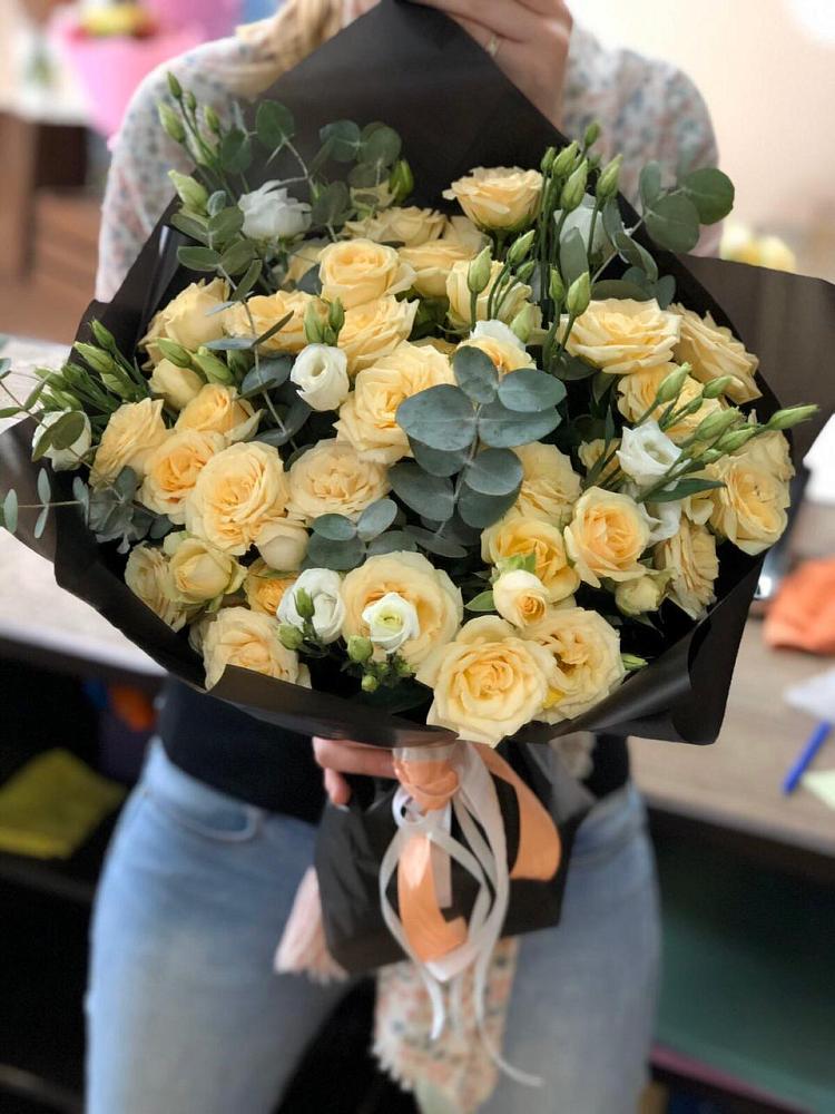 Букет птица счастья в Касимове Букет цветов из: Розы и Лизиантусы в Касимове