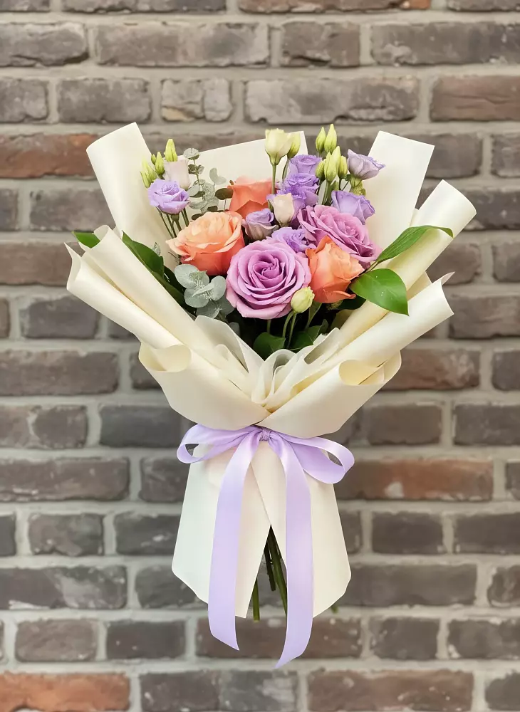 Букет цветочные ноты в Касимове Букет цветов из: Лизиантусы и Розы в Касимове