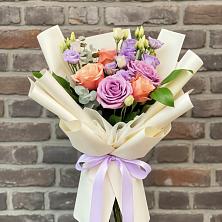 Букет цветочные ноты в Касимове Букет цветов из:  Лизиантусы и Розы в Касимове