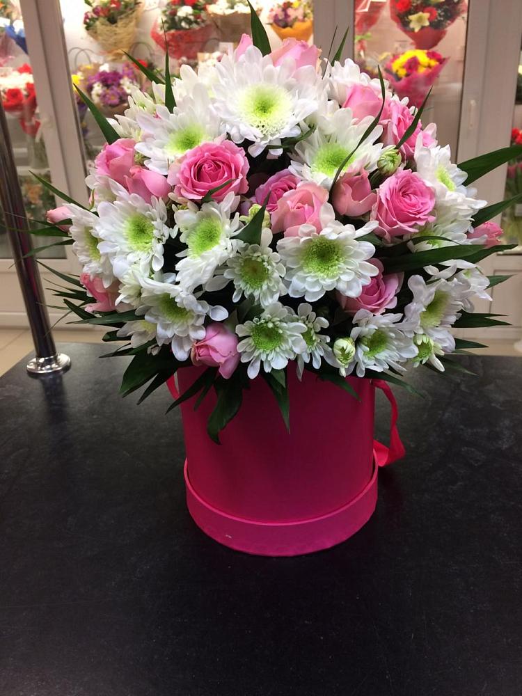 Цветочная композиция из Розы и Хризантемы в шляпной коробке в Касимове