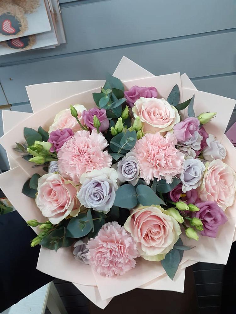 Букет цветов из: Розы, Гвоздики и Лизиантусы в Касимове